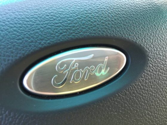 2016-ford-explorer-platinum-logo-2