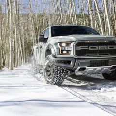 2017-f-150-ford-raptor-snow