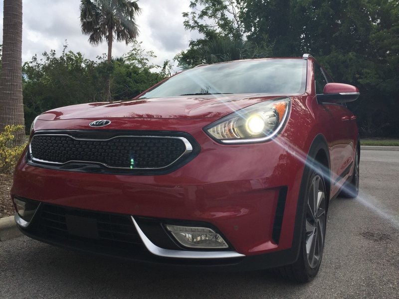 2017-kia-niro-touring