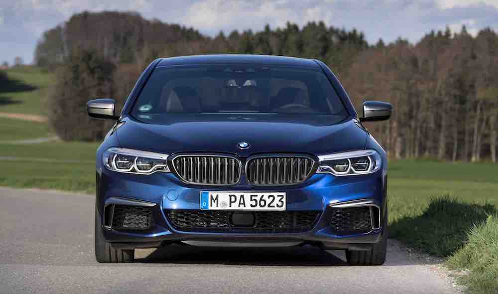 2021 BMW M550i xDrive Sedan 06 frente