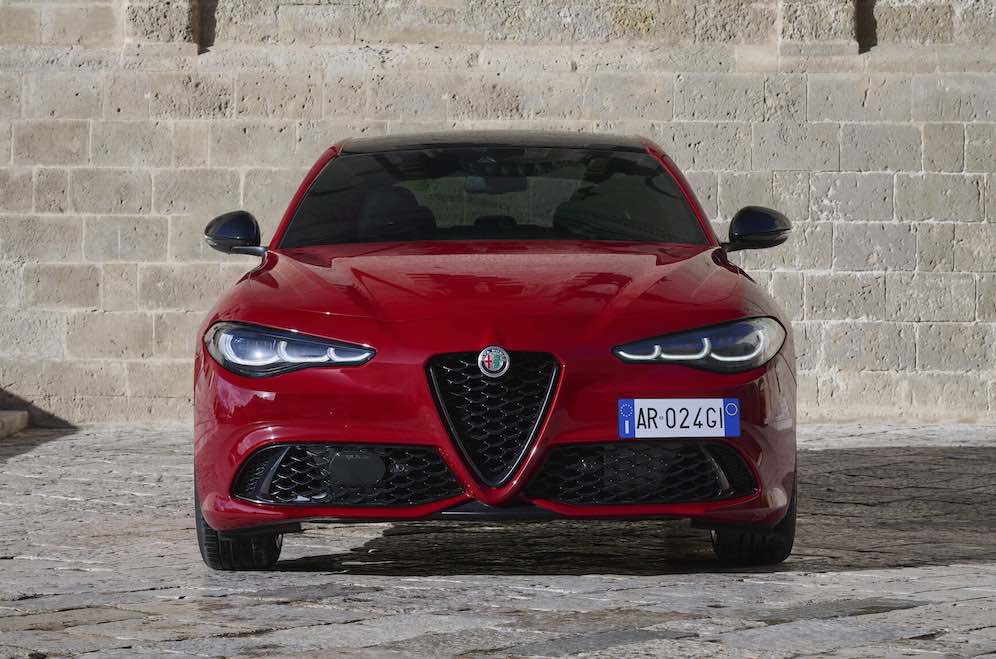 2023-alfa-romeo-giulia-02