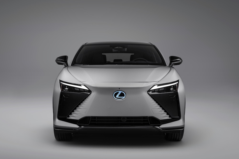 2026-lexus-550e-005