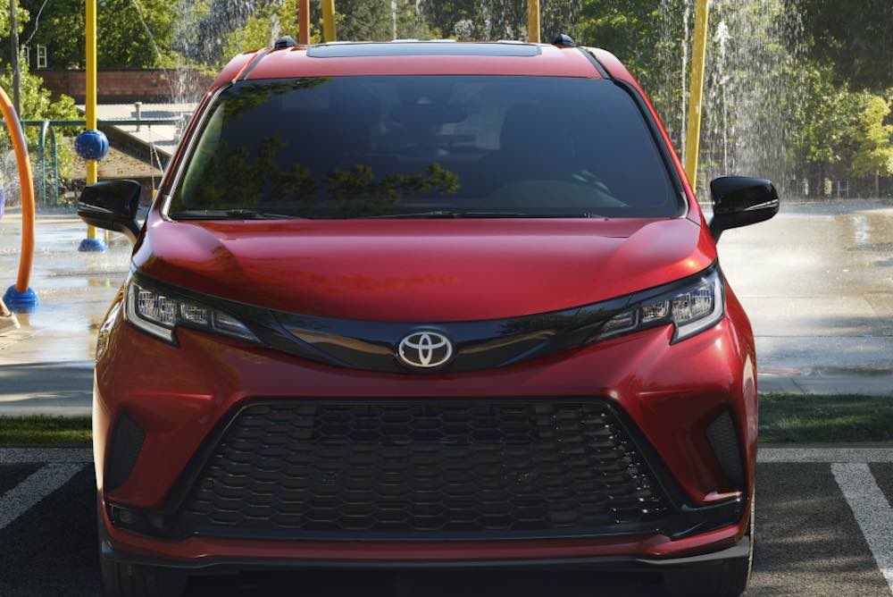 2026-toyota-Sienna-0002