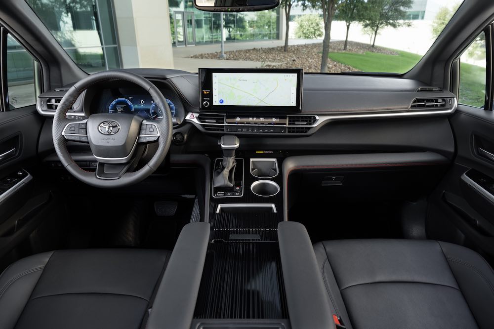 2026-toyota-Sienna-0004