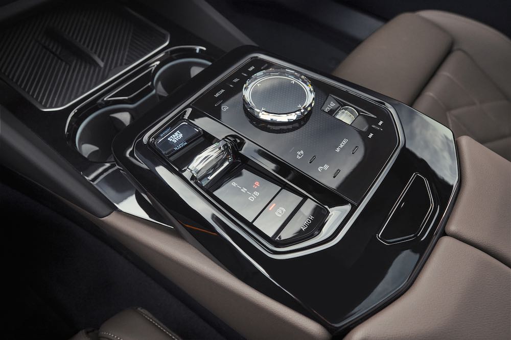 Consola central del BMW 550 e xDrive Sedan 2026