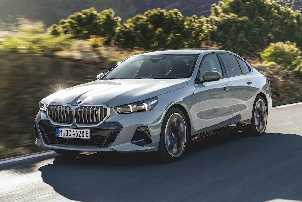 BMW 550e xDrive Sedan 2026 en vista tres cuaros frontal mostrando diseño exterior