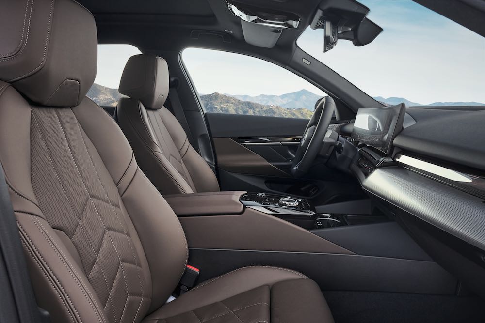 Sientos delanteros del BMW 550e xDrive Sedan 2026