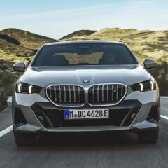 BMW 550e xDrive sedan 2026 en vista frontal mostrando parrilla y faros