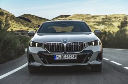 BMW 550e xDrive sedan 2026 en vista frontal mostrando parrilla y faros
