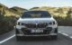 BMW 550e xDrive sedan 2026 en vista frontal mostrando parrilla y faros