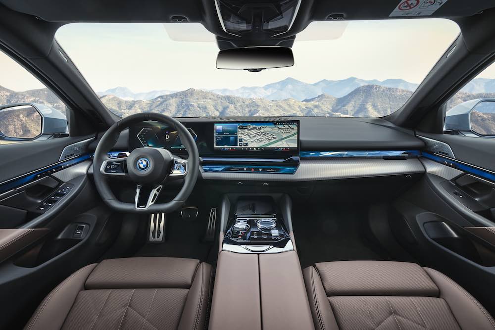 Cabina interior del BMW 550e xDrive Sedan 2026