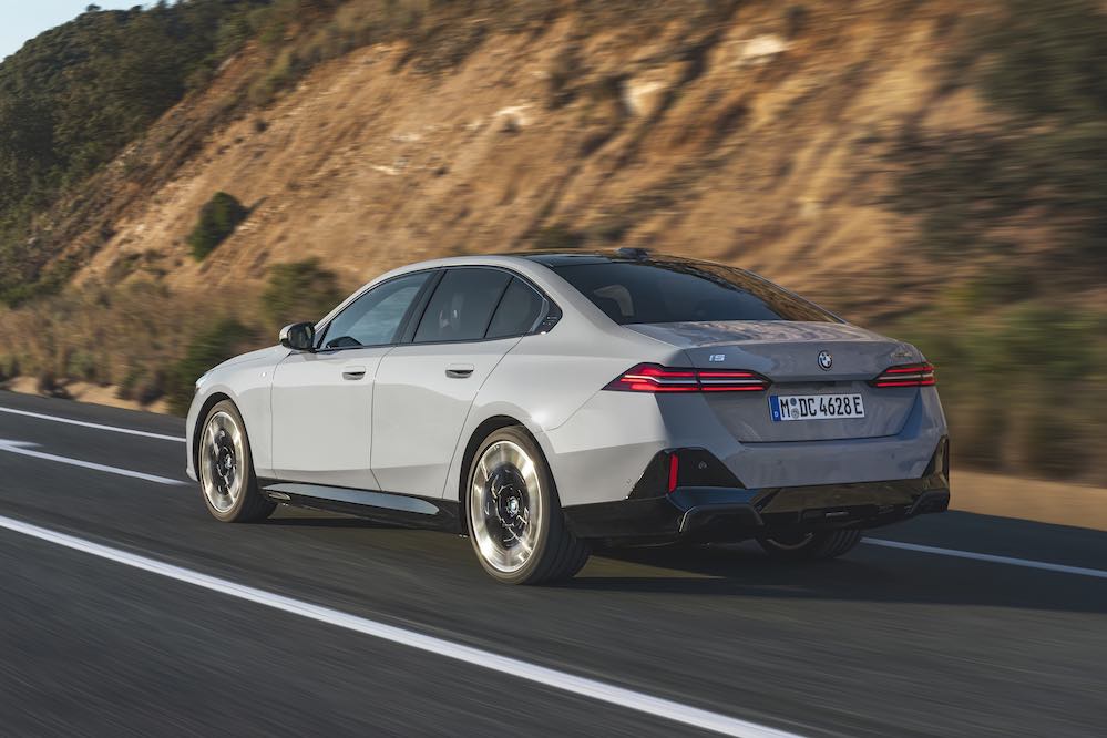 BMW 550e xDrive Sedan 2026 en vista tres cuartos trasera destacando lineas y luces