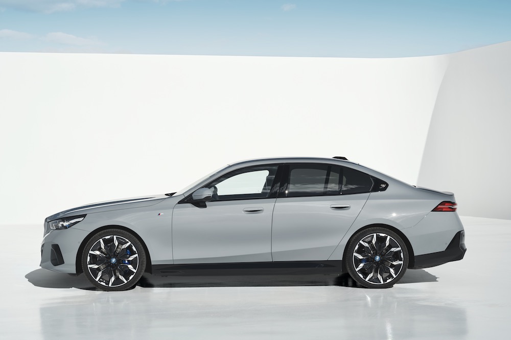 Vista lateral del BMW 550e xDrive Sedan 2026 mostrando contorno del vehículo