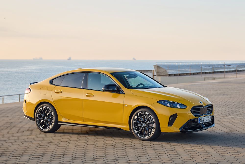BMW M235 xDrive Garn Coupe 2025 en vista tres cuartos delantera