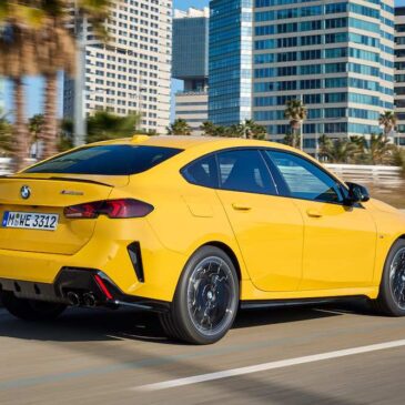 BMW M235 xDrive Garn Coupe 2025 en vista tres cuartos trasera