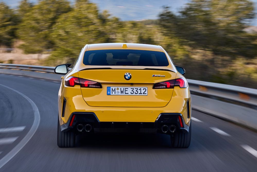 Vista trasera del BMW M235 xDrive Gran Coupe 2025 mostrando luces y maletero