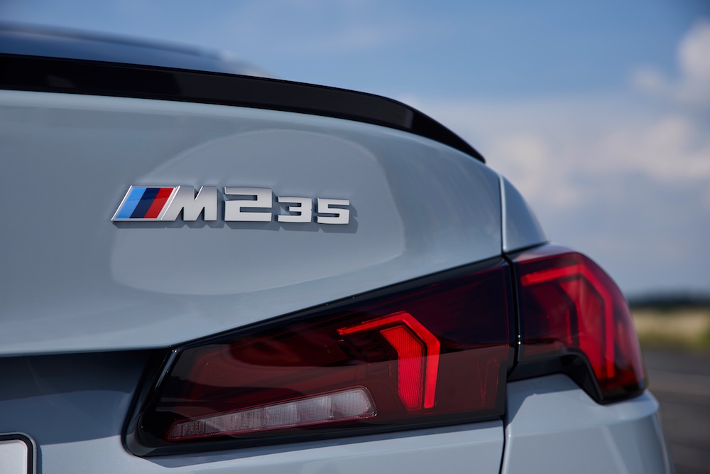 Emblema trasero del BMW M235 xDrive Gran Coupe 2026