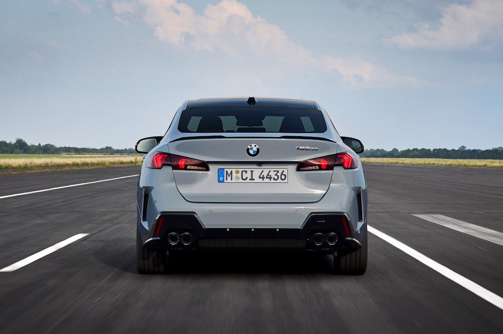BMW M235 xDrive Gran Coupe 2026 visto desde la parte trasera