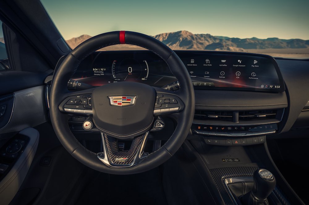 Cadillac CT5 V Balckwing 2026 mostrando volante y pantalla multimedia
