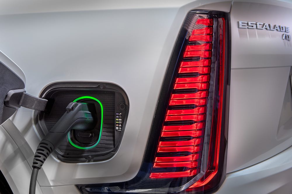 Puerto de carga del Cadillac Escalade IQ Premium Luxury 2026