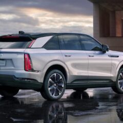 Cadillac Escalade IQ Premium Luxury 2026 en vista tres cuartos trasera