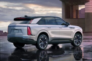 Cadillac Escalade IQ Premium Luxury 2026 en vista tres cuartos trasera