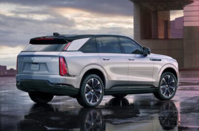 Cadillac Escalade IQ Premium Luxury 2026 en vista tres cuartos trasera