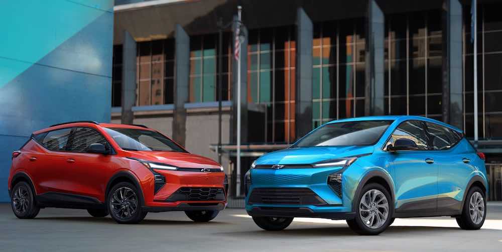 Chevrolet Bolt 2027 RS y LT en vista tres cuartos delantera