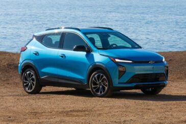 Chevrolet Bolt 2027 en vista tres cuartos frontal mostrando diseño exterior