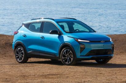 Chevrolet Bolt 2027 en vista tres cuartos frontal mostrando diseño exterior