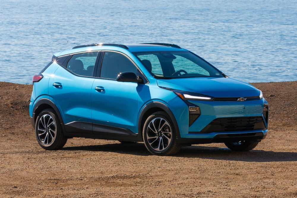 Chevrolet Bolt 2027 en vista tres cuartos frontal mostrando diseño exterior
