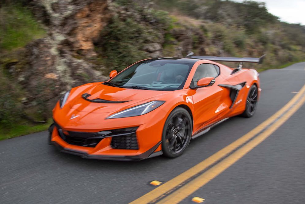 Chevrolet Corvette Stingray Coupe 2026 en la cerretera en prueba de manejo