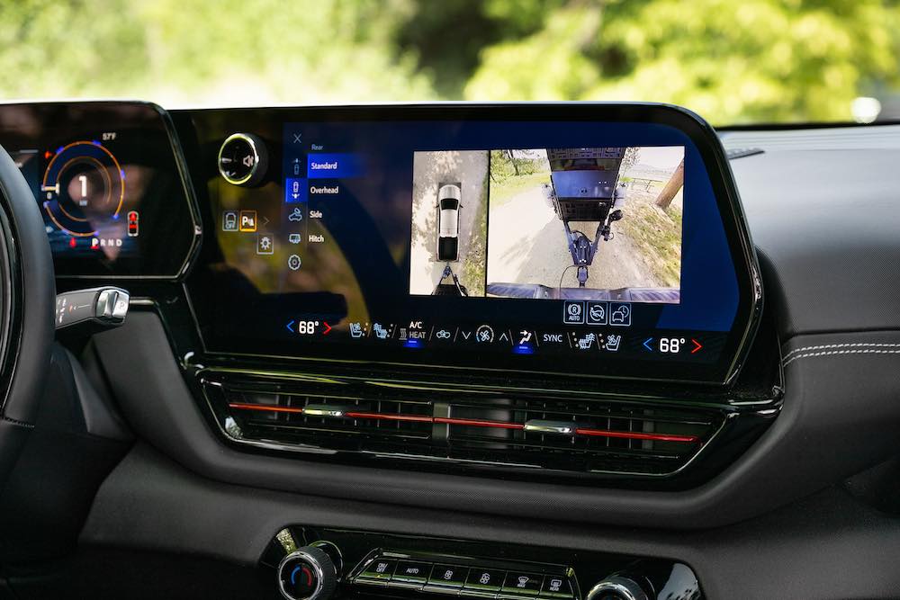 Chevrolet Silverado EV Trail Boss 2026 mostrando pantalla de multimedia