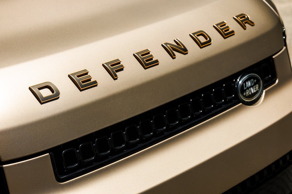 Defender 110 OCTA 2026 mostrando emblema frontal de la marca