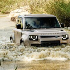 Defender 110 OCTA 2026 cruzando el agua en prueba de manejo