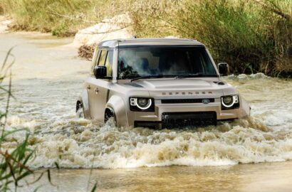 Defender 110 OCTA 2026 cruzando el agua en prueba de manejo