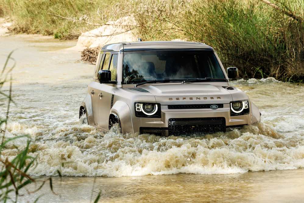 Defender 110 OCTA 2026 cruzando el agua en prueba de manejo