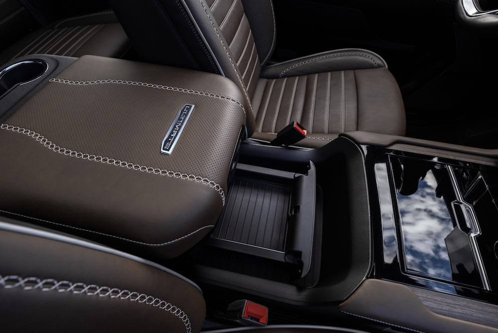 Consola central del GMC Yukon Denali Ultimate 2026