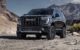 GMC Yukon Denali Ultimate 2026 en vista tres cuartos frontal