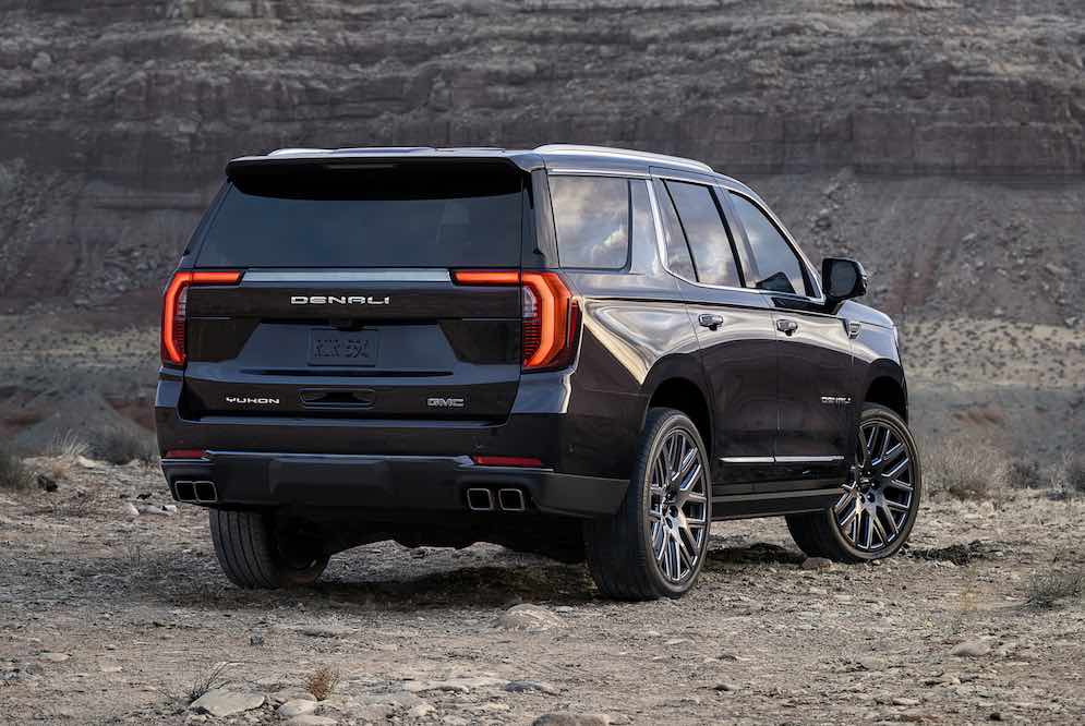 GMC Yukon Denali Ultimate 2026 en vista tres cuartos trasera mostrando luces y maletero