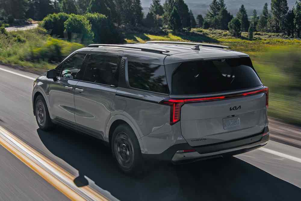 Kia Carnival Hybrid SX Prestige 2026 en vista tres cuartos trasera