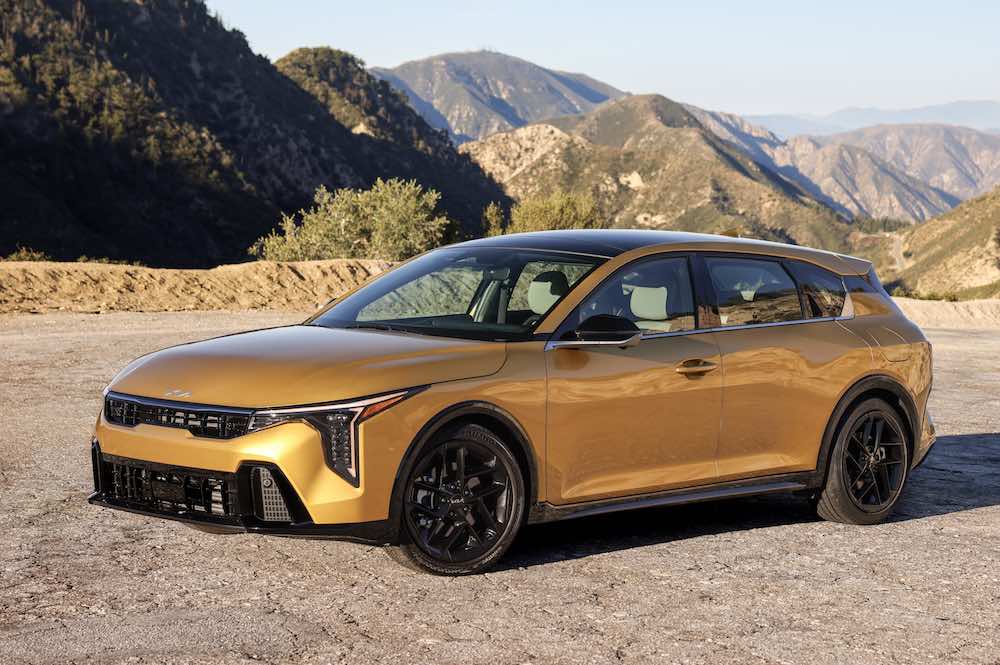 kia-k4-hatchback-gt-line-turbo-2026-front-three-quarter-view