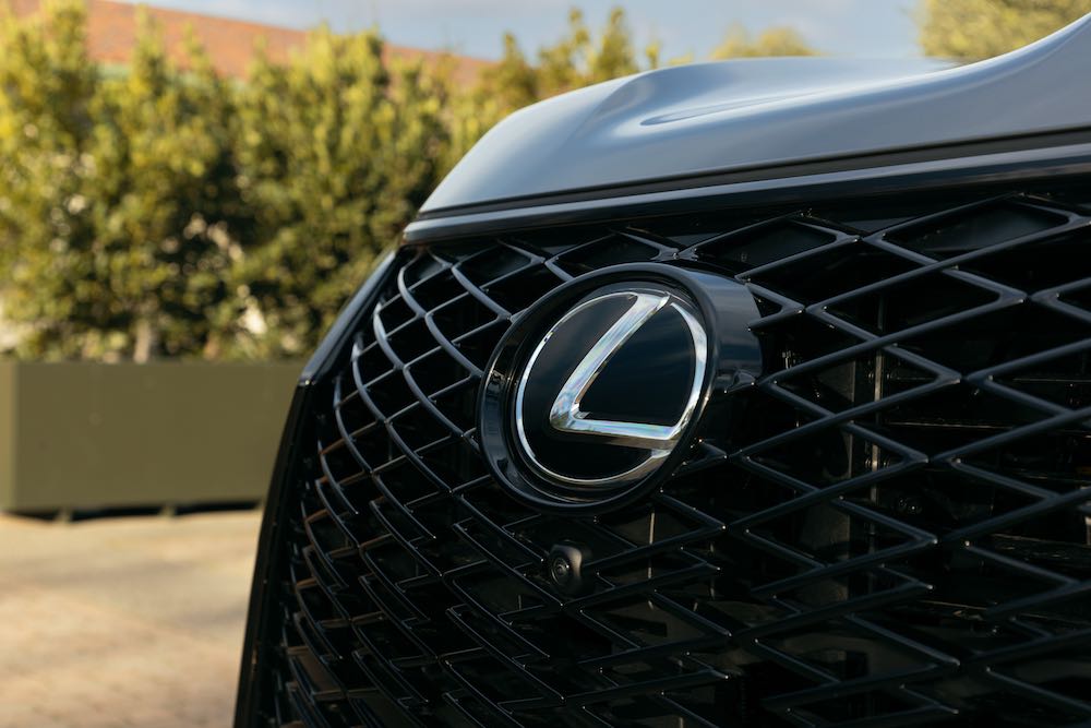 lexus-lx-700h-f-sport-2025-front-grille