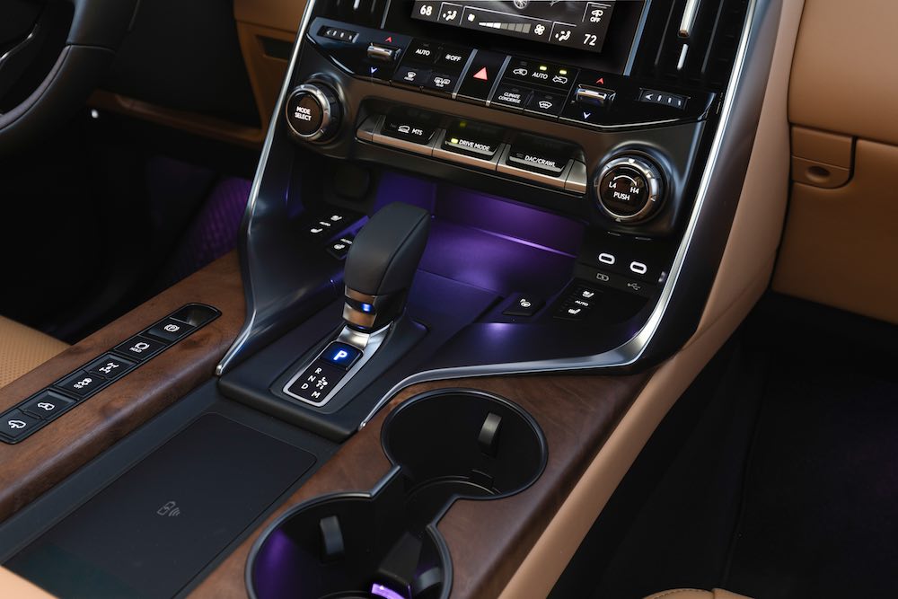 Consola central del Lexus LX 700h Overtrail 2026