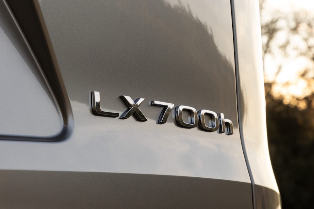 Emblema trasero del Lexus LX 700h Overtrail 2026