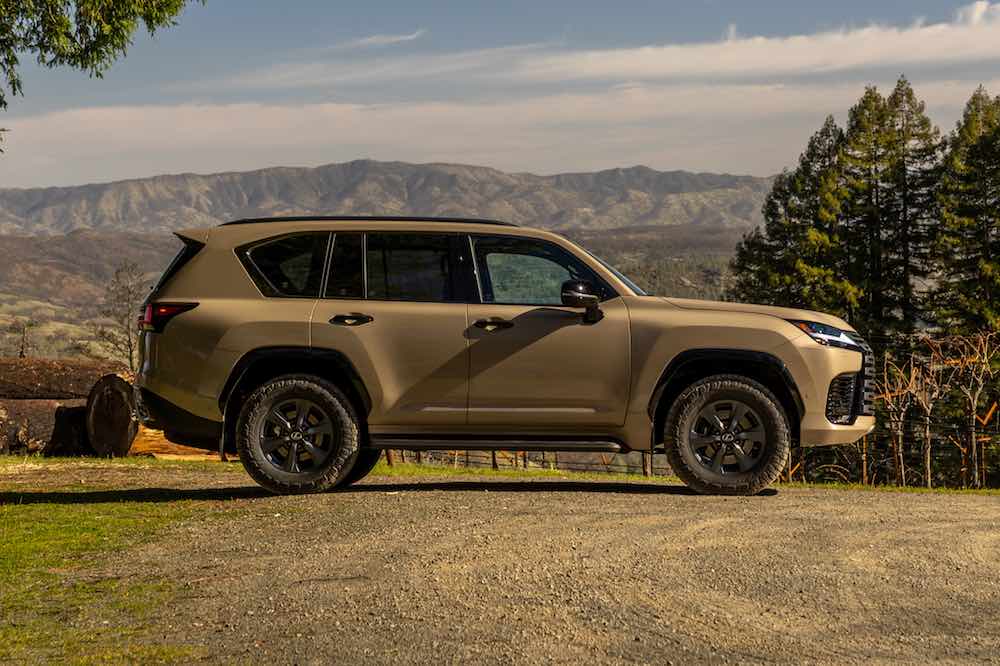 Lexus LX 700h Overtrail 2026 visto de perfil