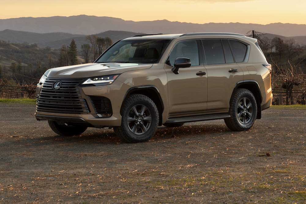 Lexus LX 700h Overtrail 2026 en vista tres cuartos delantera