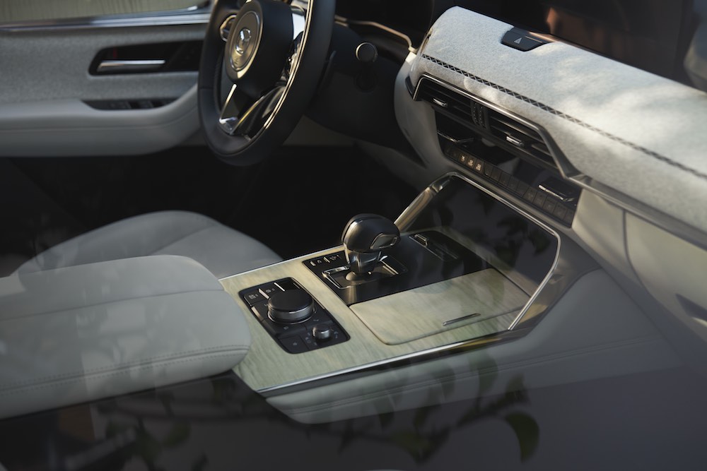 Mazda CX-90 PHEV Premium Plus 2026 mostrando consola central