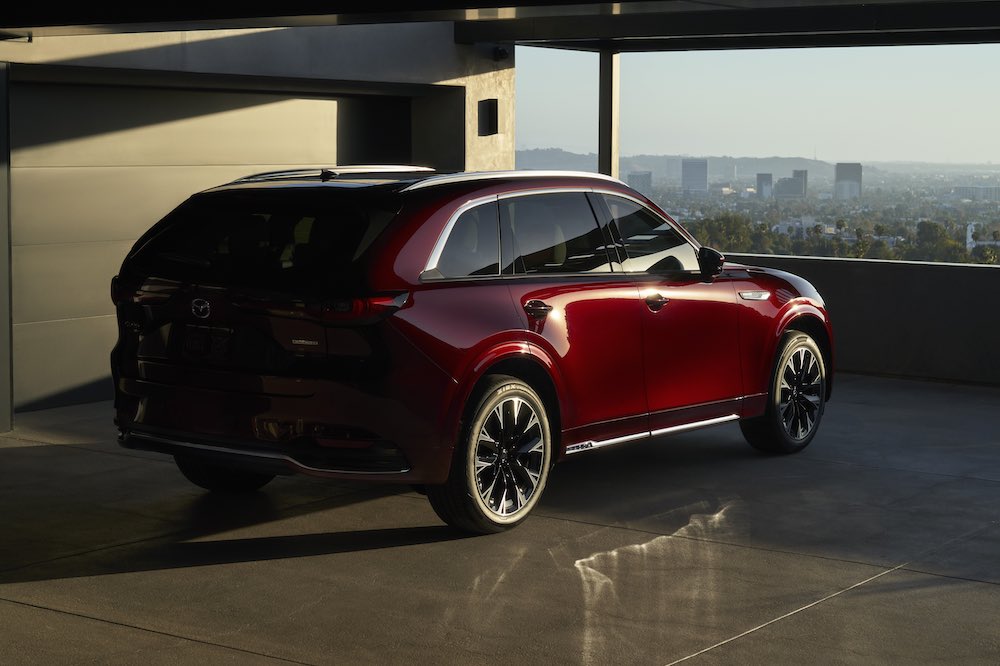 Mazda CX-90 PHEV Premium Plus 2026 en vista tres cuartos trasera