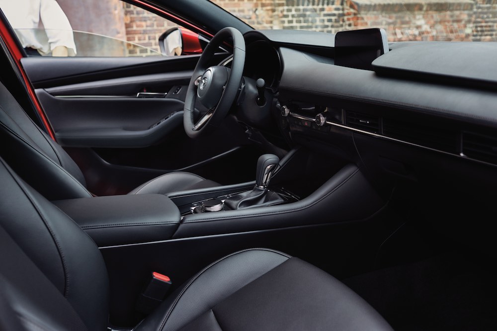 Mazda3 Sedan Turbo Premium Plus 2026 mostrando cabina interior